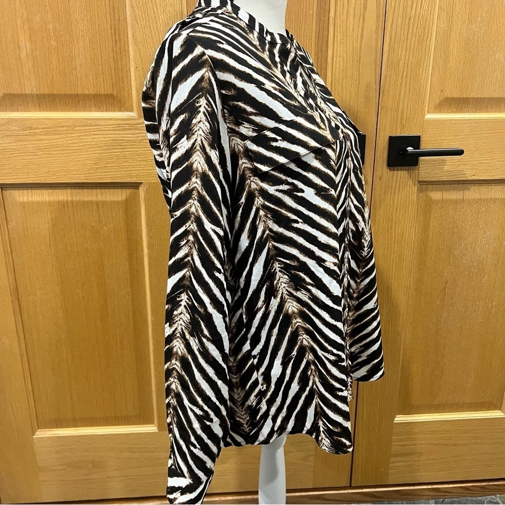 Calvin Klein Chevron Zebra Print Roll Tab Sleeve Blouse L EUC - Picture 4 of 12